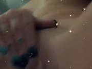 Je me masturbe devant toi en gros plan, comme si tu y étais