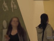 HUNT4K Belle mit roten Haaren von Fremden in Toilette vor BF gefickt 2/16