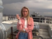 Похотливая сучка чуть не проглотила парню член прямо на улице 2/16