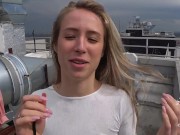 Похотливая сучка чуть не проглотила парню член прямо на улице 5/16