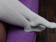 Сексуальная школьница одевает белые гольфы и показывает свои стопы 12/16