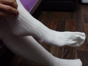 Сексуальная школьница одевает белые гольфы и показывает свои стопы 5/16