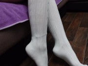 Сексуальная школьница одевает белые гольфы и показывает свои стопы 8/16