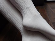 Сексуальная школьница одевает белые гольфы и показывает свои стопы 9/16