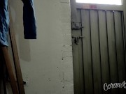 El repartidor trae mi pedido, le pido ayuda y en cambio me folla muy fuerte. ¡Que perra soy! Parte 1 1/16