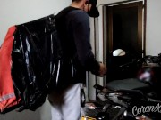 El repartidor trae mi pedido, le pido ayuda y en cambio me folla muy fuerte. ¡Que perra soy! Parte 1 3/16