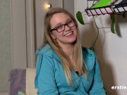 Krankenschwester Holly fängt vor der Haustüre mit dem Vorspiel an 14/16