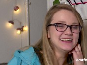 Krankenschwester Holly fängt vor der Haustüre mit dem Vorspiel an 15/16