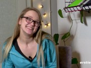 Krankenschwester Holly fängt vor der Haustüre mit dem Vorspiel an 5/16