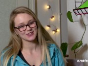 Krankenschwester Holly fängt vor der Haustüre mit dem Vorspiel an 6/16