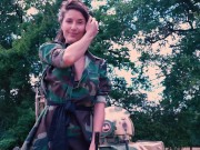 Petite exhib sensuel sur un tank 2/16