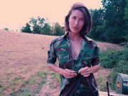 Petite exhib sensuel sur un tank 6/16