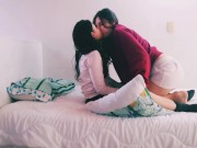 Guerra de almohadas lesbica, te vas a calentar🔥🔥 3/16