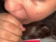 Mi amiga se sobre mi verga mientras veíamos un peli la desperte para mamarme la verga 5/16