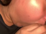 Mi amiga se sobre mi verga mientras veíamos un peli la desperte para mamarme la verga 8/16