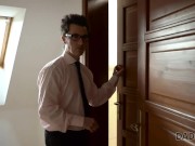 DADDY4K Cutie ne craint pas de goûter la vieille bite du père de BF dans sa chatte 2/16