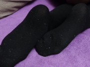 Сексуальная девушка в школьной короткой юбке и черных гольфах девушка одевает гольфы носки 14/16