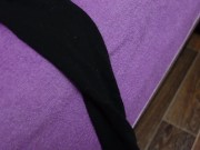 Сексуальная девушка в школьной короткой юбке и черных гольфах девушка одевает гольфы носки 2/16