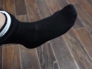 Сексуальная девушка в школьной короткой юбке и черных гольфах девушка одевает гольфы носки 4/16