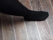 Сексуальная девушка в школьной короткой юбке и черных гольфах девушка одевает гольфы носки 5/16