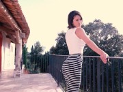 Strip tease sur le balcon à la vue de tous 2/16