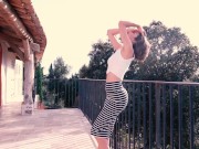 Strip tease sur le balcon à la vue de tous 3/16