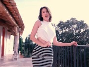 Strip tease sur le balcon à la vue de tous 4/16