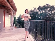 Strip tease sur le balcon à la vue de tous 6/16