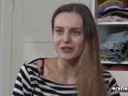 Germanistikstudentin Lauren reitet genüsslich ihren Dildo 16/16