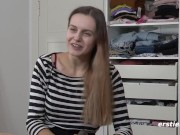 Germanistikstudentin Lauren reitet genüsslich ihren Dildo 3/16