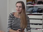 Germanistikstudentin Lauren reitet genüsslich ihren Dildo 4/16