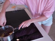 Je cuisine et me déshabille chez des amis 3/16