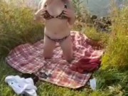 Beim riskanten Fick am Flussufer mit der Süßen im Leopard Bikini 2x erwischt 1/16