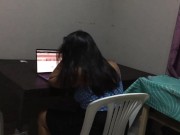 Vecina casada me presta mi computador y aprovecho para menear mi verga a sus espaldas 1/16