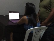Vecina casada me presta mi computador y aprovecho para menear mi verga a sus espaldas 2/16