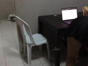 Vecina casada me presta mi computador y aprovecho para menear mi verga a sus espaldas 3/16