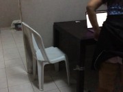 Vecina casada me presta mi computador y aprovecho para menear mi verga a sus espaldas 4/16