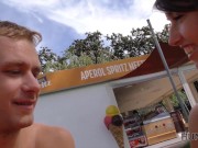 HUNT4K Cuck for cash permite a un rico extraño follar por el culo a su novia en el parque 4/16