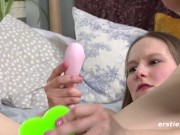 Nadine lässt uns bei ihren privaten Orgasmen zusehen 7/16