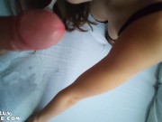 Возбужденная шлюшка получает камшот на лицо после клуба 8/16