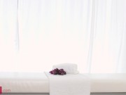 Slim4K - Masseur tempts cute client into sex 1/16