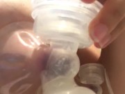 Une petite faim ? L’infirmière tire son lait ! 10/16