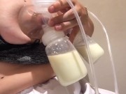 Une petite faim ? L’infirmière tire son lait ! 12/16