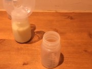 Une petite faim ? L’infirmière tire son lait ! 15/16