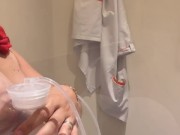 Une petite faim ? L’infirmière tire son lait ! 2/16