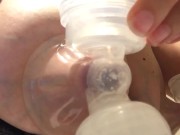 Une petite faim ? L’infirmière tire son lait ! 9/16