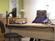 LOAN4K Empleado de banco no puede esperar a ver las enormes tetas falsas de sus clientes 9/16