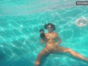 Underwater beautiful body babe Amelie Bruna swimming naked