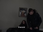 HUNT4K L'homme capture sur la caméra comment il baise la mignonne près de son petit ami 5/16