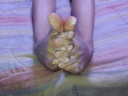 Mis pies en tu polla hasta hacerte correr